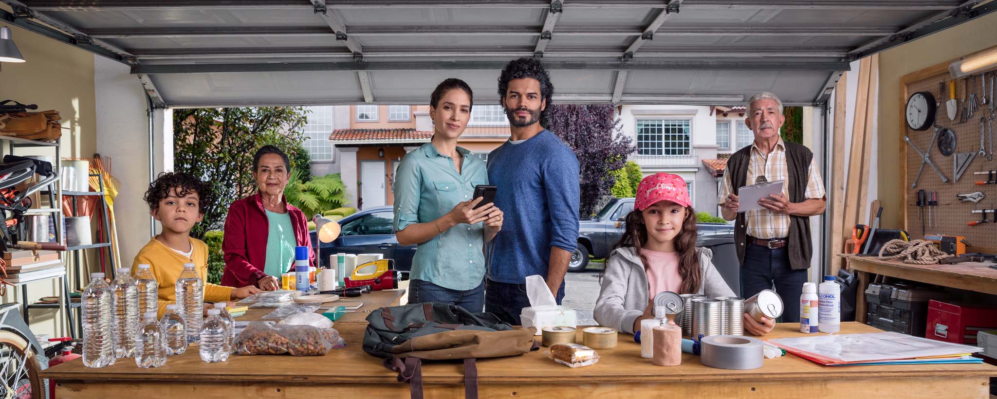Una familia numerosa haciendo un kit de suministros de emergencia. 